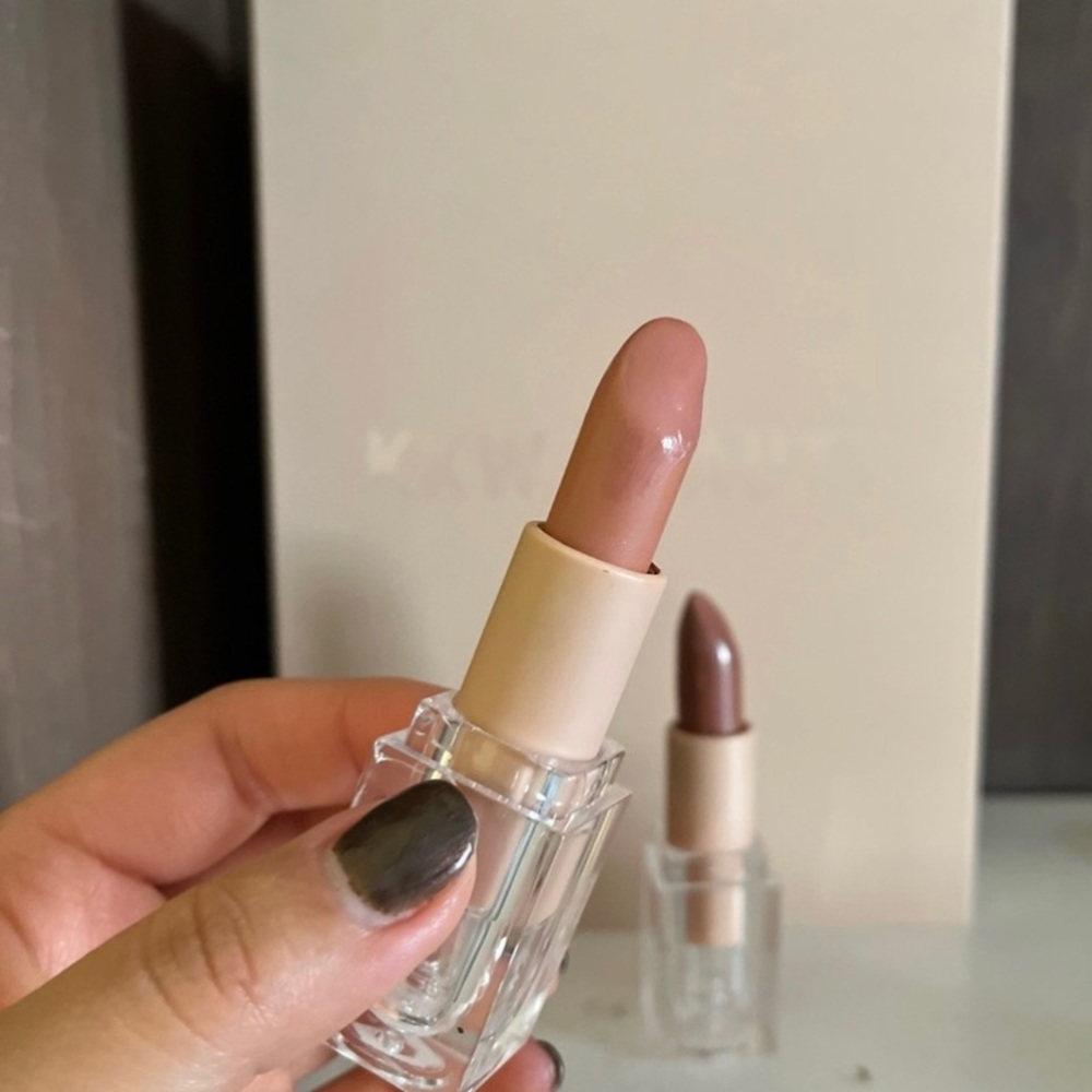 KKW crème lipstick glam bible
Classic icon 2